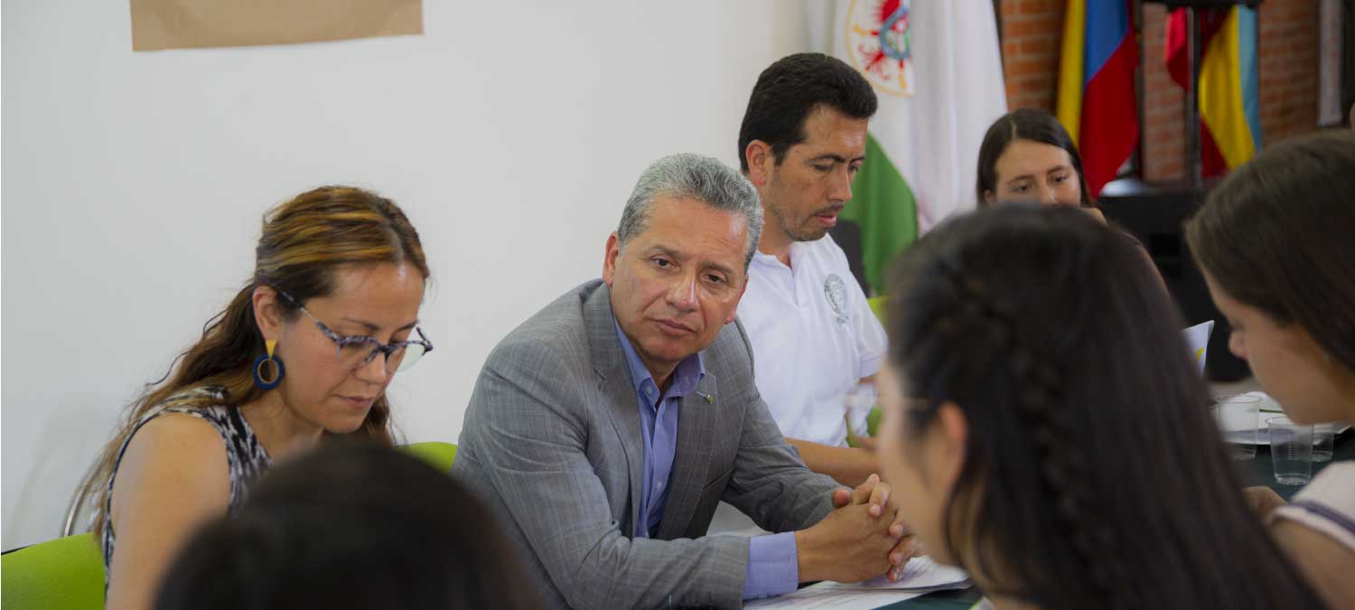 Rector reunido con estudiante y personal administrativo