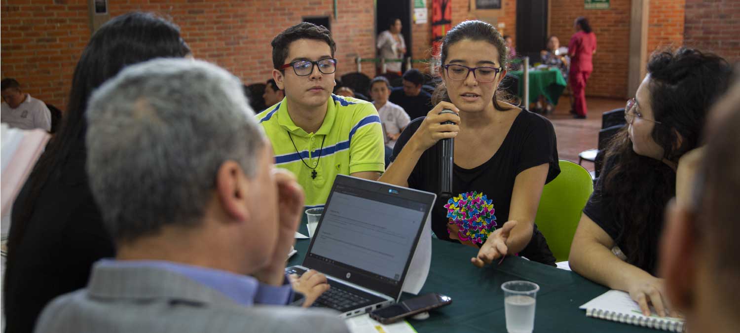 Rector reunido con estudiantes