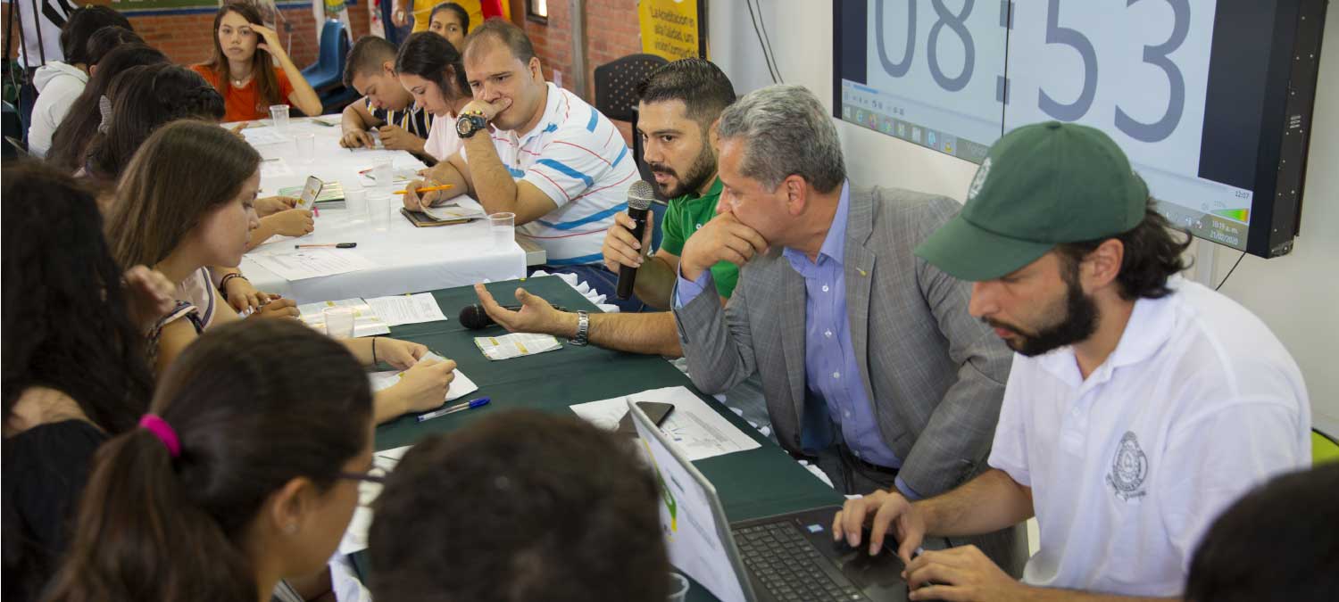 Rector reunido con estudiantes y administrativos