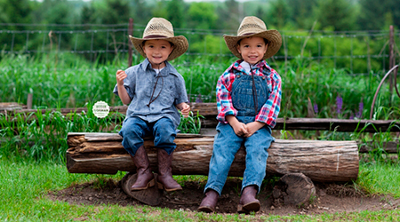 dos niños vestidos de botas y sombrero