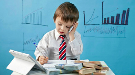 niño hablando por el celular y mirando cuaderno