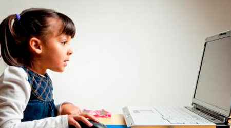 niña usando un pc portatil